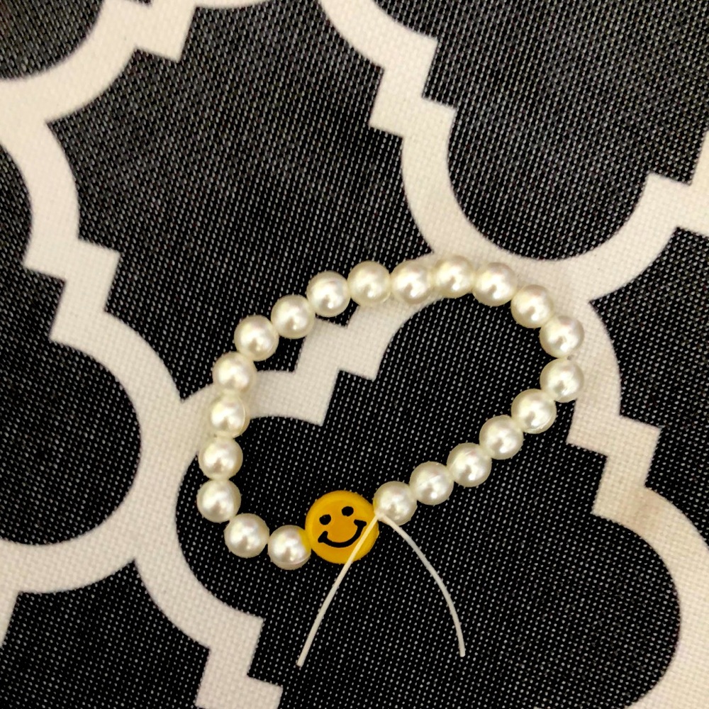 I am selling a pearl bracelet